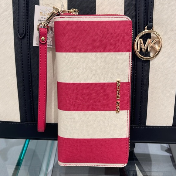 MICHAEL KORS JST
Leather Continental Wristlet Phone Case Wallet
NWT - Picture 4 of 16